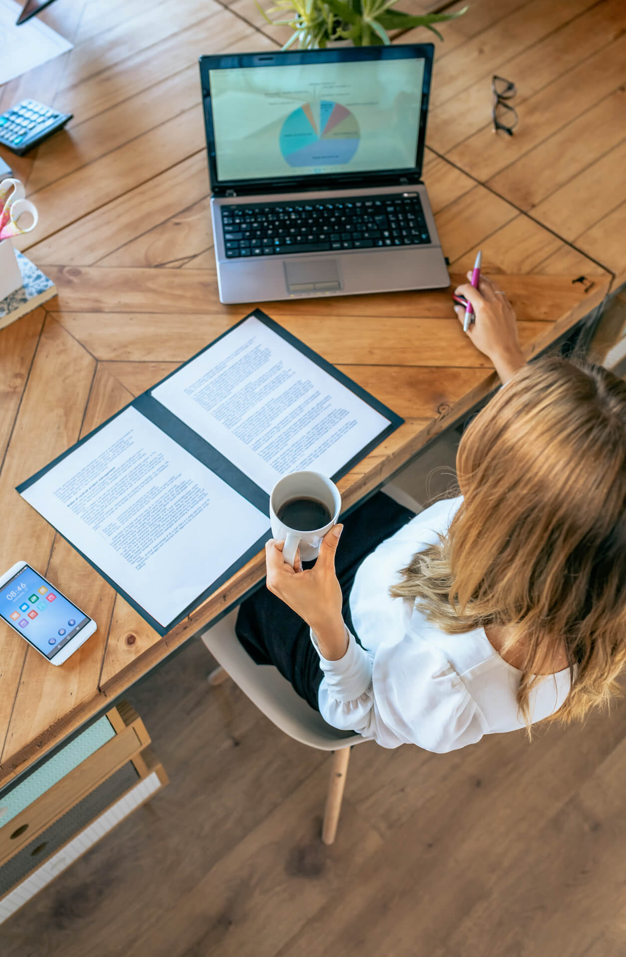 woman doing client experience strategy